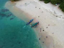 bela vista aérea panorâmica da praia de pangandaran. foto