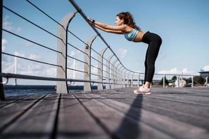 fazendo exercícios esportes fitness jovem foto