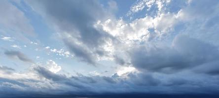 o céu escuro tinha nuvens reunidas ao centro e uma forte tempestade antes de chover. céu de mau tempo. foto