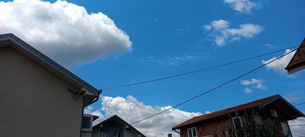 incríveis nuvens de belgrado sérvia foto