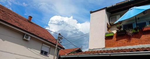 incríveis nuvens de belgrado sérvia foto