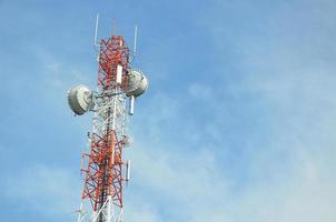antenas de televisão de mastro de telecomunicações foto