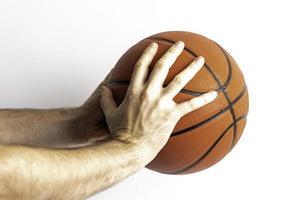 segurando uma bola de basquete foto