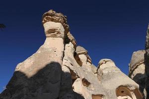 formações rochosas no vale dos monges de pasabag, capadócia, nevsehir, turquia foto