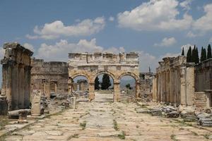 portão frontinus e rua na cidade antiga de hierápolis, turquia foto