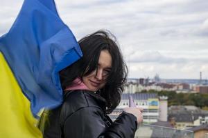 retrato jovem mulher bonita com bandeira ucraniana. foto