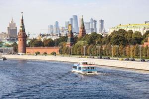 vista do kremlin com cidade de moscou e arranha-céus foto