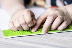 vista frontal da impressão em braille com ardósia foto