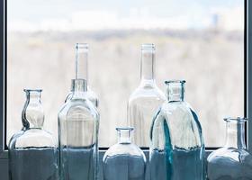 garrafas vazias e vista do parque da cidade pela janela foto