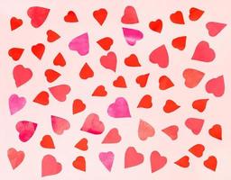 corações cortados de papéis coloridos em papel pastel rosa foto