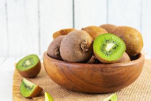 suculentos kiwis frescos isolados no fundo branco. kiwi fatiado foto