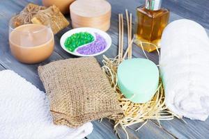 diferentes produtos de spa e banheiro isolados em fundo de madeira. produtos para tratamentos de beleza e cuidados com o corpo foto