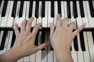 mão de mulher toca teclado electone - pessoas com conceito de música foto