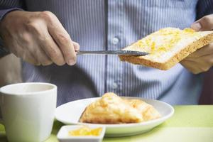 homem de negócios come o café da manhã americano em um hotel - as pessoas tomam um café da manhã no conceito de hotel foto