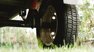 roda com um piso de borracha de um reboque de carro foto