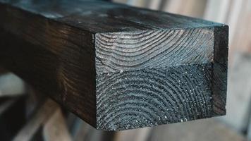 elemento de madeira da viga de carpintaria é pintado de preto foto