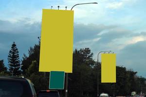 maquete de outdoor amarelo em branco sob lindo céu. foto