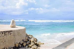 bela praia tropical com pedregulhos de granito, ondas suaves, águas cristalinas, praia de areia branca. fundo de praia paraíso azul turquesa colorido, águas calmas. Bali, Indonésia. foto