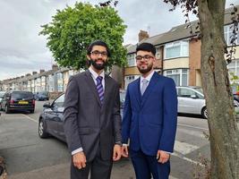 jovens homens de negócios jovens estão posando em uma rua de luton inglaterra reino unido foto