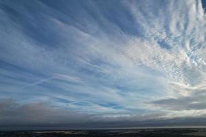 vista aérea das nuvens ao nascer do sol na Grã-Bretanha, imagens do drone, bela manhã com ventos fortes e nuvens em movimento rápido foto