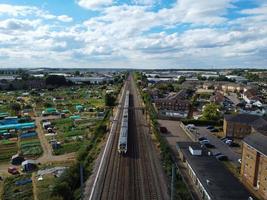 vista de alto ângulo do trem em movimento nos trilhos na estação ferroviária central de luton da inglaterra, reino unido foto