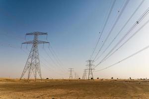 cabos de eletricidade gigantes no deserto foto