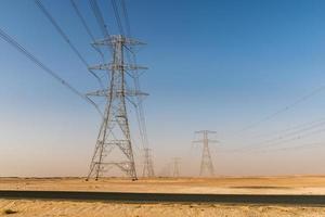 cabos de eletricidade gigantes no deserto foto