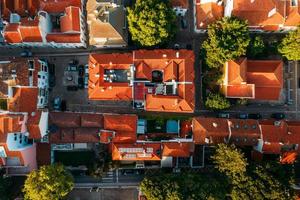 vista superior de telhados laranja e ruas estreitas no centro histórico da cidade de cascais, portugal foto