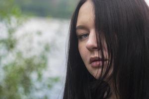 feche o retrato retrô de uma jovem garota caucasiana. foto