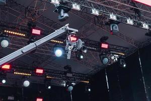 câmera de vídeo no fundo dos holofotes do palco do show de música foto