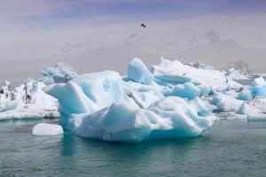 islândia, lagoa jokulsarlon, icebergs turquesa flutuando na lagoa glaciar na islândia. foto