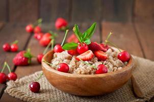 mingau de aveia com frutas em uma tigela branca foto