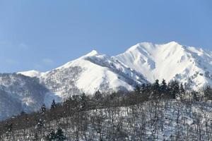 montanha coberta de neve em takayama japão foto