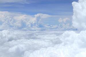 avião acima das nuvens foto