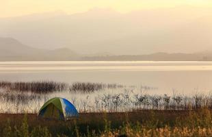 acampamento ao lado do lago, parque nacional, tailândia foto