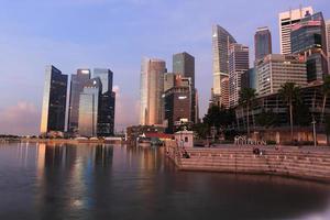 a fonte merlion em frente à marina bay foto