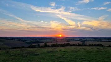 linda e bela cena do pôr do sol na Inglaterra, paisagem britânica foto