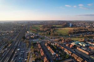 linda vista aérea da cidade de luton da inglaterra reino unido na hora do pôr do sol, nuvens coloridas imagens de alto ângulo tiradas por drone foto