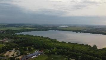 imagens de vista aérea de alto ângulo sobre a turbina eólica do moinho de vento no lago stewartby da inglaterra ao nascer do sol foto