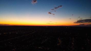 bela vista aérea noturna da cidade britânica, imagens do drone de alto ângulo da cidade de luton da inglaterra, reino unido foto