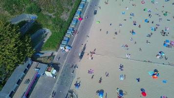 pessoas relaxando na praia de bournemouth da inglaterra reino unido foto