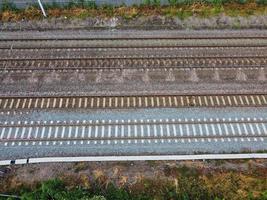 vista aérea de alto ângulo de trilhos de trem na estação ferroviária de leagrave luton da inglaterra, reino unido foto