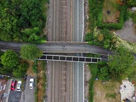 vista aérea de alto ângulo de trilhos de trem na estação ferroviária de leagrave luton da inglaterra, reino unido foto