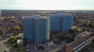 casas e edifícios de filmagem de alto ângulo na cidade de londres luton e vista aérea da estação ferroviária de leagrave foto