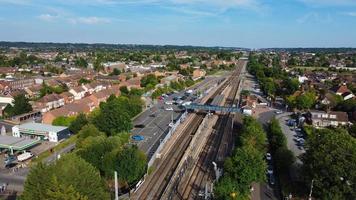 vista aérea da cidade de luton com imagens de alto ângulo de trem e pista passando pela cidade da inglaterra, reino unido foto