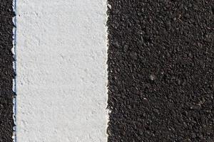linha branca na nova estrada de asfalto foto