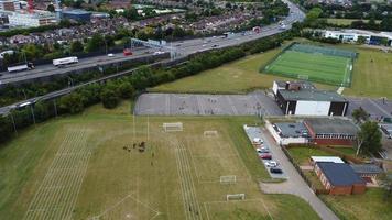 uma filmagem aérea e vista de alto ângulo do playground de uma escola de meninos na cidade de luton da inglaterra, autoestradas e rodovias britânicas foto