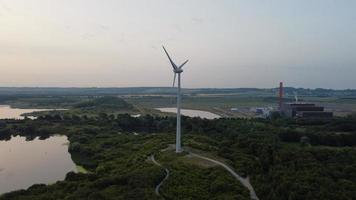 imagens de vista aérea de alto ângulo sobre a turbina eólica do moinho de vento no lago stewartby da inglaterra ao nascer do sol foto