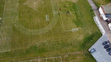 uma filmagem aérea e vista de alto ângulo do playground de uma escola de meninos na cidade de luton da inglaterra, autoestradas e rodovias britânicas foto