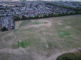 vista aérea de alto ângulo da cidade de luton da inglaterra ao pôr do sol à noite. foto